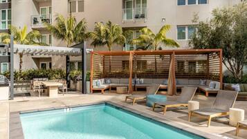 Alberca al aire libre y alberca climatizada