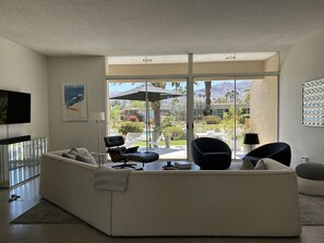 Smart TV, fireplace, foosball, books - Mid-Century Desert Escape (Rancho Mirage)