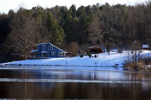 10 minutes from VIR. Great bass fishing! Rustic cottage on large private pond.