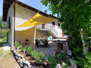 Outdoor dining - Beautiful apartment for 4 guests with WIFI, hot tub, TV and patio (Dorio)
