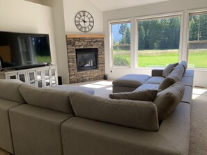 Smart TV, fireplace, books, stereo