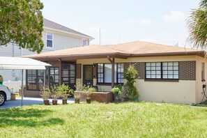 Exterior - Snowbird-Friendly Home. Minutes to Airport, Midtown & Beach (Tampa)