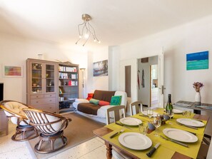 Dining - Lovely apartment for 6 guests with WIFI, TV and terrace (Fréjus)