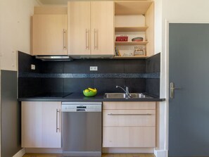 Microwave, oven, dishwasher, high chair - Lovely apartment for 6 guests with WIFI, TV and terrace (Fréjus)