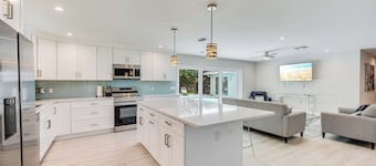 Beachside Private Pool/Yard Kid&Pet Friendly. 3 min from the Beach