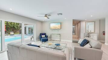 TV connectée, baby-foot, livres