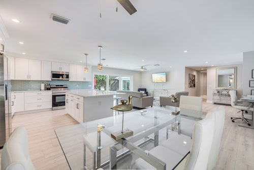 Beachside Private Pool/Yard Kid&Pet Friendly. 3 min from the Beach