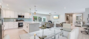 Beachside Private Pool/Yard Kid&Pet Friendly. 3 min from the Beach