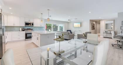 Beachside Private Pool/Yard Kid&Pet Friendly. 3 min from the Beach
