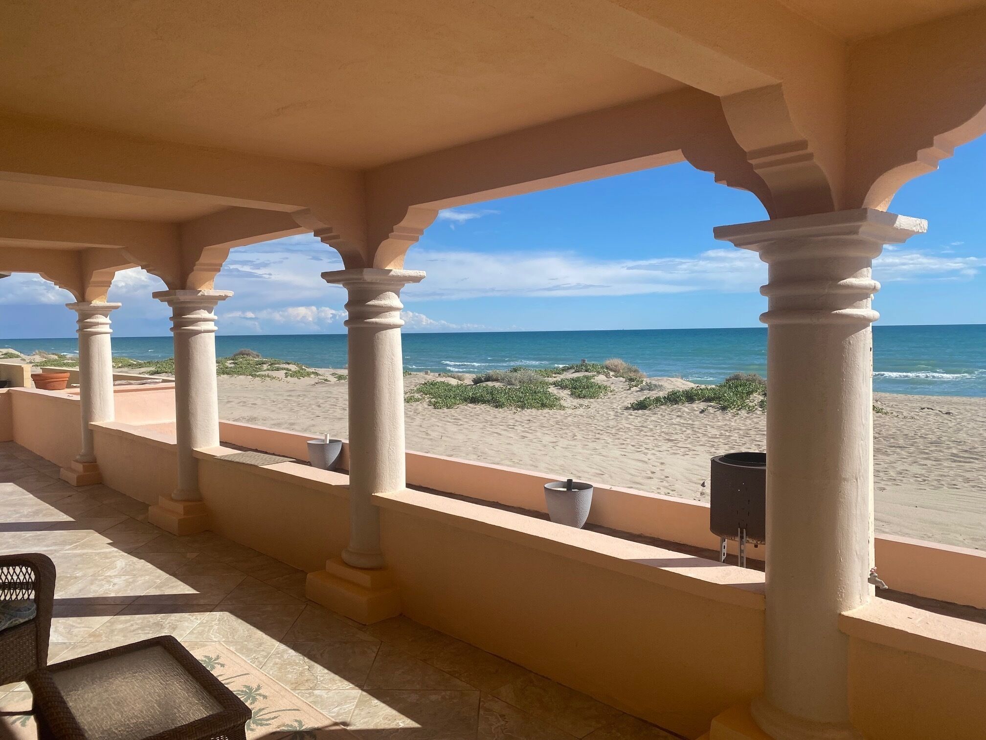 Plage, chaises longues, serviettes de plage