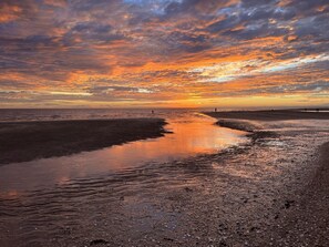 Na praia, espregui çadeiras, toalhas de praia 