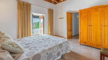 4 slaapkamers, een strijkplank/strijkijzer, gratis wifi, beddengoed