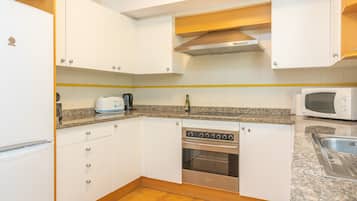 Frigorífico, microondas, horno y placa de cocina