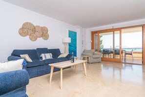 TV - ED. BELLVEURE 2º A - Beautiful apartment on the seafront. Free WiFi. (Pollença)