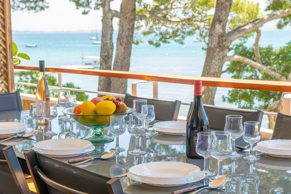 تناول الطعام بالخارج