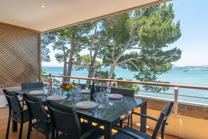 Outdoor dining - ED. BELLVEURE 2º B (DUPLEX) - Fantastic apartment on the seafront. Free WiFi. (Pollença)