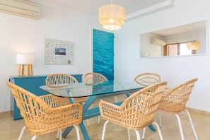 Dining - ED. BELLVEURE 2º B (DUPLEX) - Fantastic apartment on the seafront. Free WiFi. (Pollença)