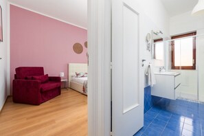 1 chambre, fer et planche à repasser, lit parapluie, Wi-Fi gratuit