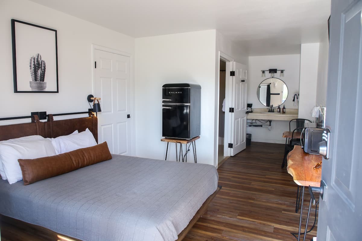 ADA Standard Queen Main Level | 1 bedroom, desk, laptop workspace, blackout curtains