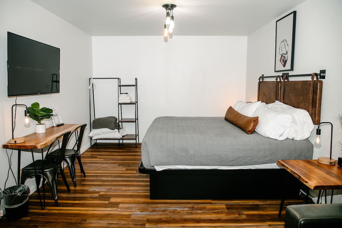 King Suite Upstairs | Desk, laptop workspace, blackout drapes, WiFi (free)