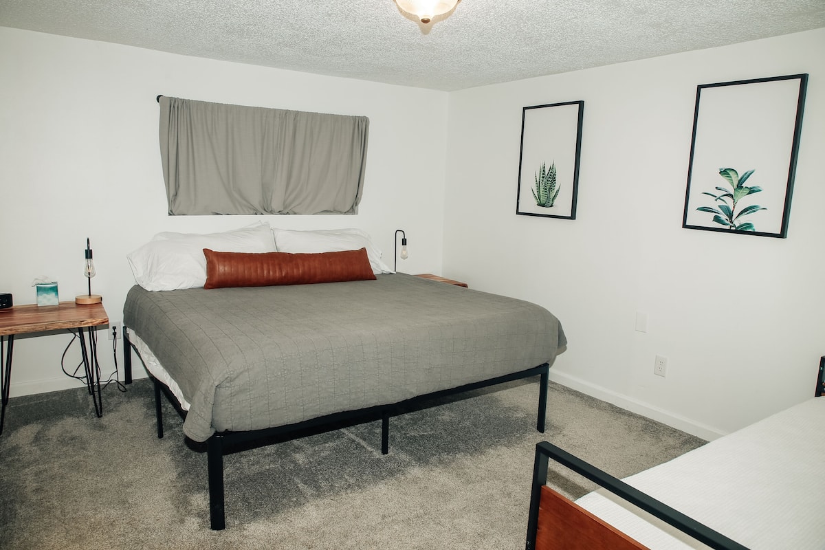 Three-Bedroom Cabin | Desk, laptop workspace, blackout drapes, WiFi (free)