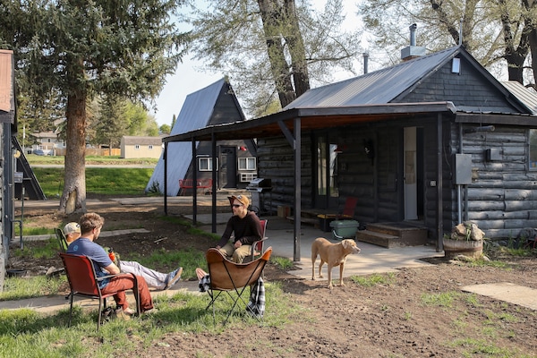 1 camera, una scrivania, postazione laptop, tende oscuranti