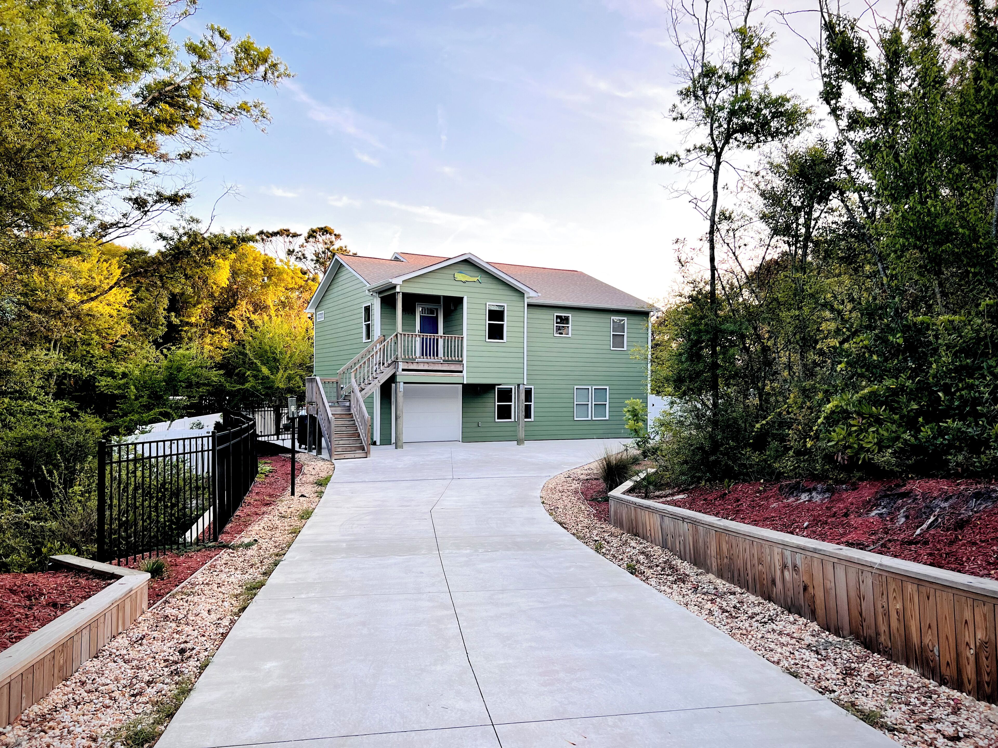 Beach Getaway Heart of E.I.- Dog Friendly Fenced yard, HotTub, FirePit, GameRoom