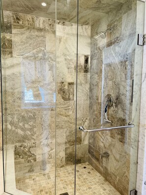 Badewanne, Whirlpool, kostenlose Toilettenartikel, Haartrockner