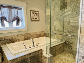 Baignoire, baignoire à remous, articles de toilette (gratuits)