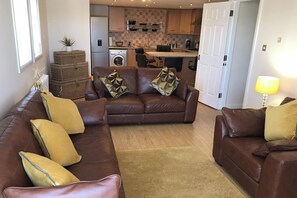 TV - Beautiful 3-Bed Apartment in Gourock (Gourock)