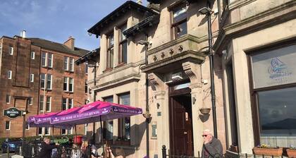 Beautiful 3-Bed Apartment in Gourock