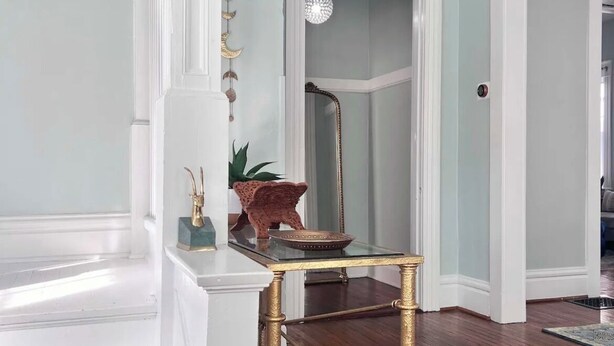 Una escalera con barandillas blancas y piso de madera.