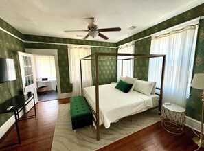 4 bedrooms, desk, iron/ironing board, WiFi - Elegant, Newly Renovated, Mins from City, UAB (Birmingham)