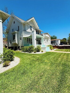 Exterior - Elegant, Newly Renovated, Mins from City, UAB (Birmingham)