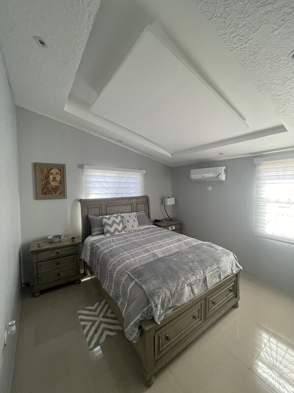 2 bedrooms, WiFi - 10 min drive to beach (Trewlawny)