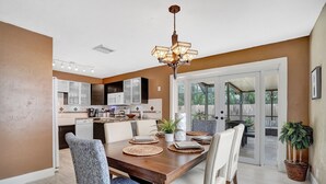 A modern kitchen with a dining area. - Beautiful Home; Intimate Backyard with Private Pool Sleeps 8! (Wilton Manors)