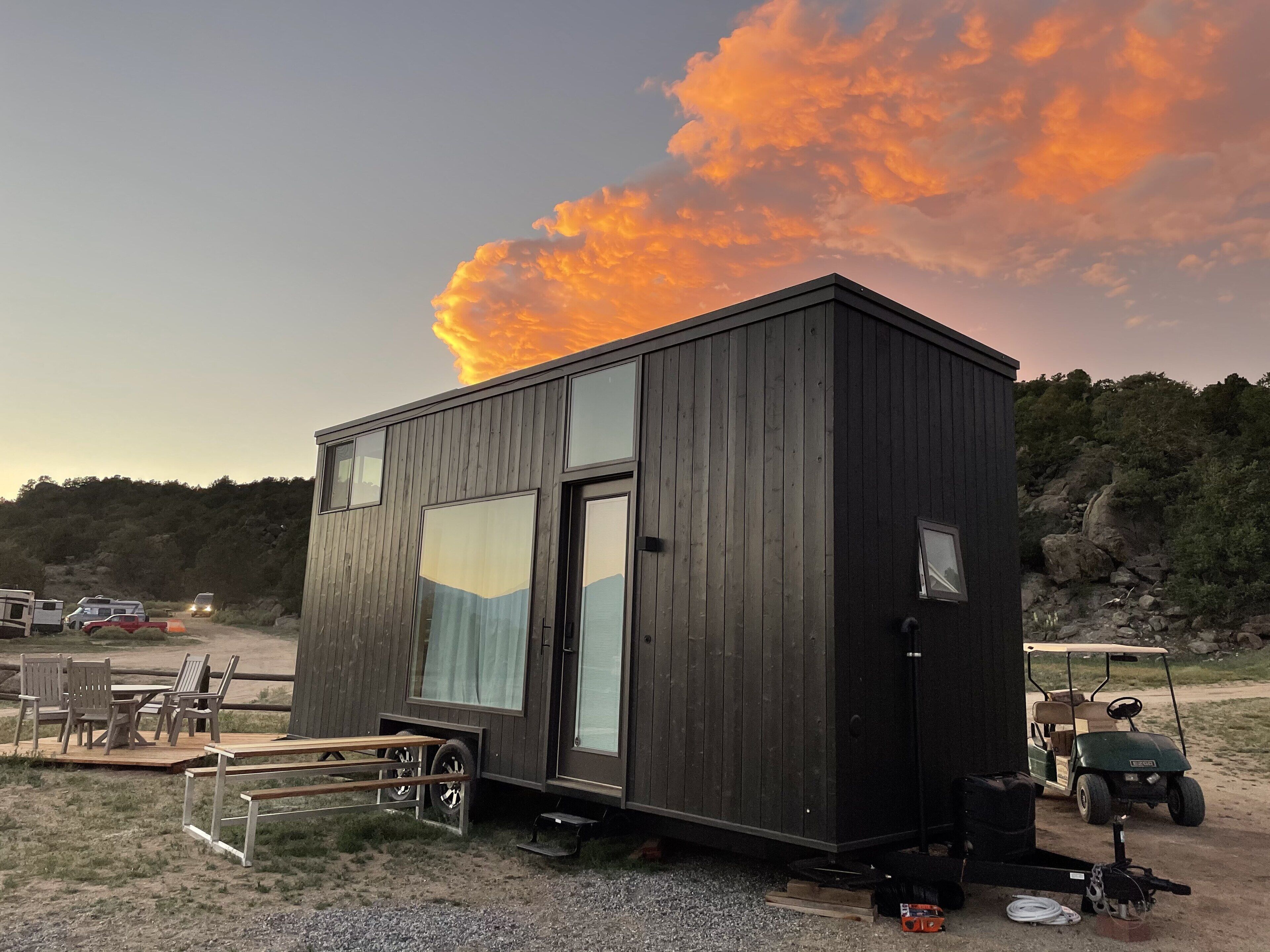 Harvard Tiny Home | Decoración personalizada, muebles diferentes y cortinas blackout 