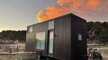 Harvard Tiny Home | Decoración personalizada, muebles diferentes y cortinas blackout