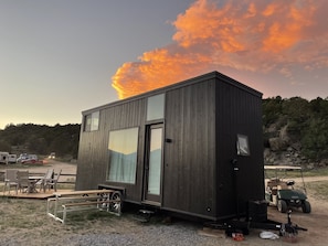Harvard Tiny Home | Individualmente decorados, individualmente mobiliados, cortinas blackout