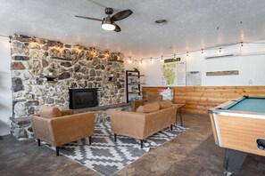 Lobby sitting area - BV Overlook Camp & Lodging (Buena Vista)