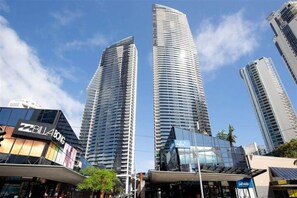 Exterior - Circle on Cavill 3 Bedroom SPA - Surfers Paradise (Surfers Paradise)