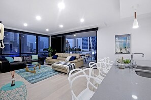 Smart TV, books - Circle on Cavill 3 Bedroom SPA - Surfers Paradise (Surfers Paradise)