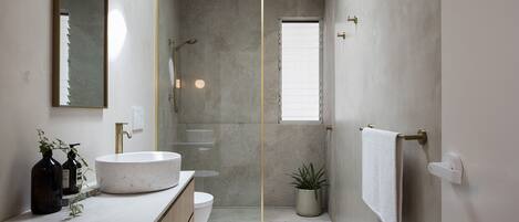 Kylpyamme, hiustenkuivaaja, pyyhkeet, saippua