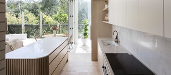 Beachfront | Scooters | Pet +Kids | Cafes & Shops