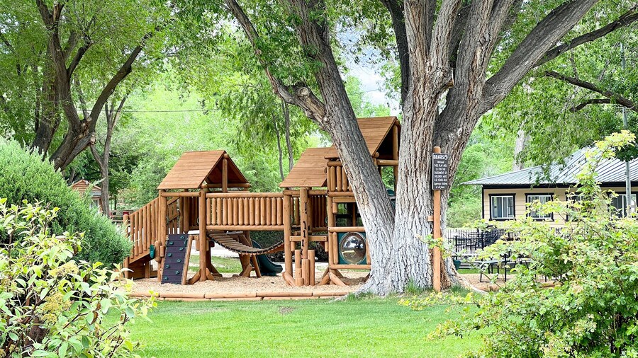 Cedar Creek Lodging & RV Park