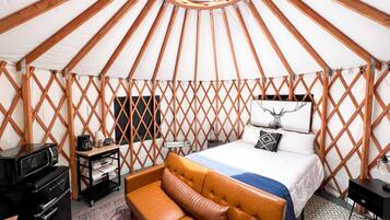 Cortinas blackout, wifi gratis y ropa de cama