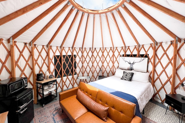 Blackout drapes, free WiFi, bed sheets