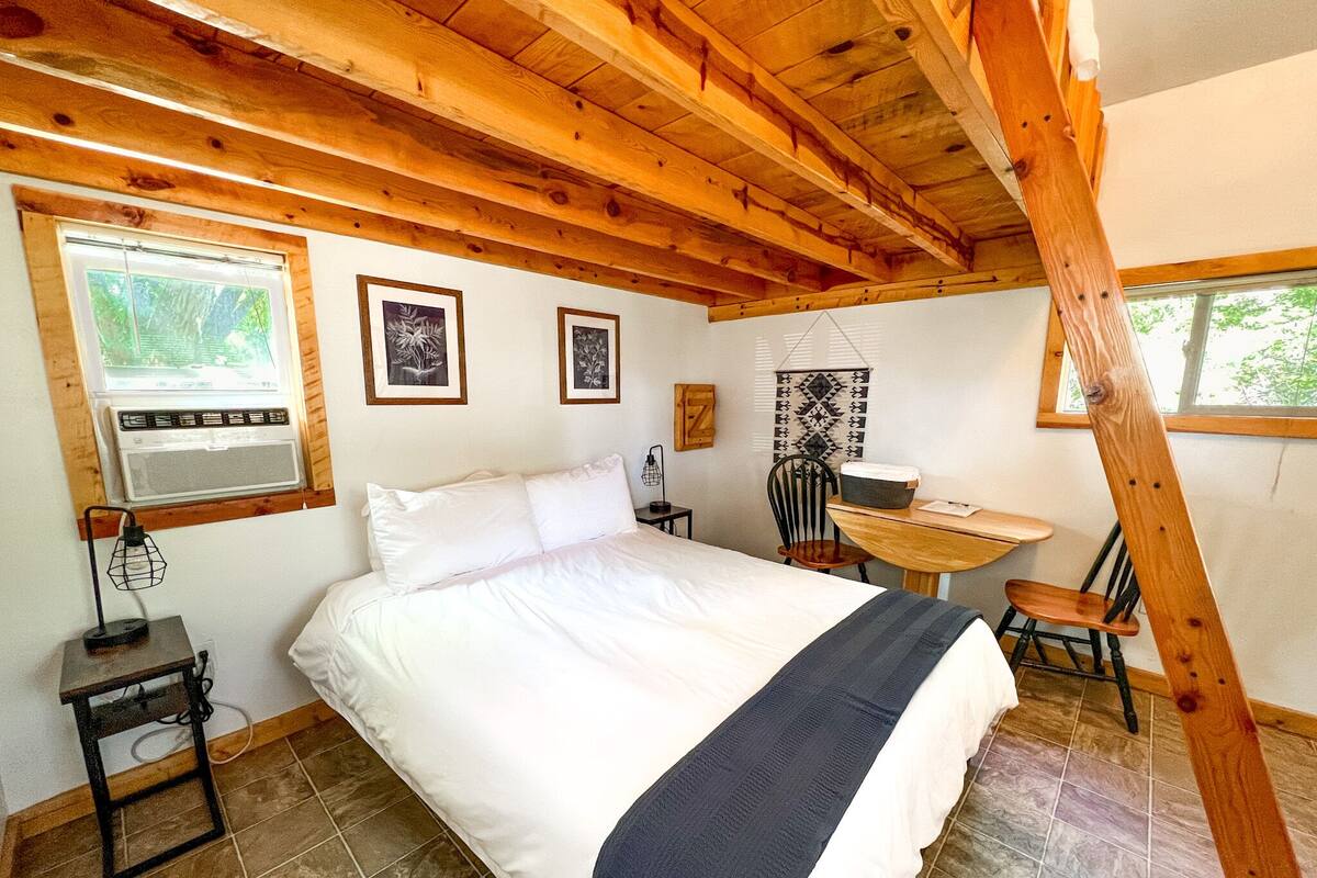 Creekside Rustic Cabin (shared restroom facilities) | Blackout drapes, WiFi (free), bed sheets