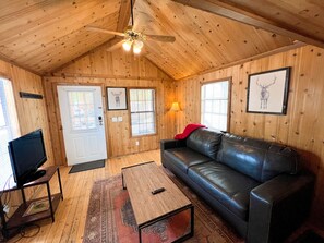 Black Canyon Cabin | Living area - Cedar Creek Lodging & RV Park (Montrose)
