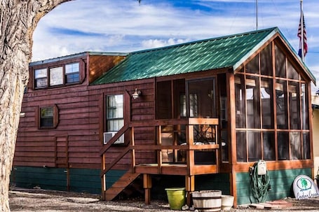 Black Canyon Cabin | Blackout drapes, free WiFi, bed sheets. Cedar Creek Lodging & RV Park